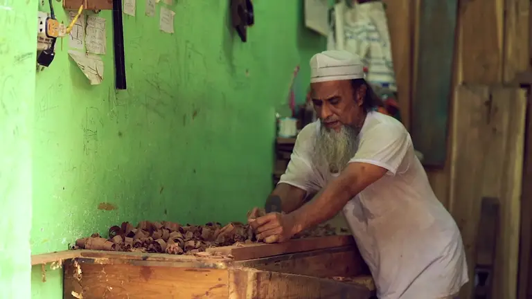 আসবাবপত্র তৈরি করছেন এক কাঠমিস্ত্রী